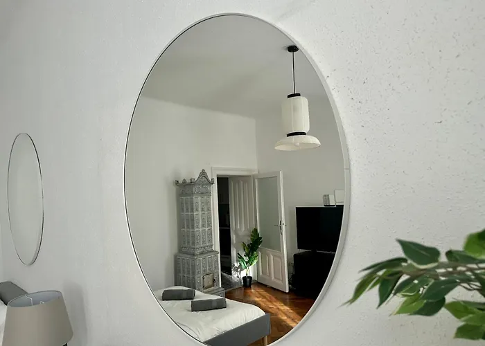 Апартаменты Spacious Apartments, 3 Min To U1 Reumannplatz Вена
