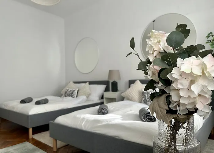 Апартаменты Spacious Apartments, 3 Min To U1 Reumannplatz